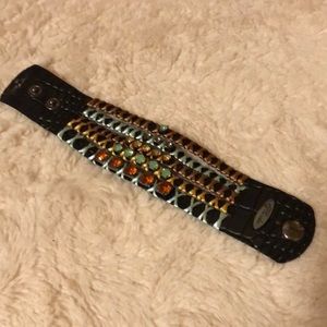 Plunder bracelet leather and stones.